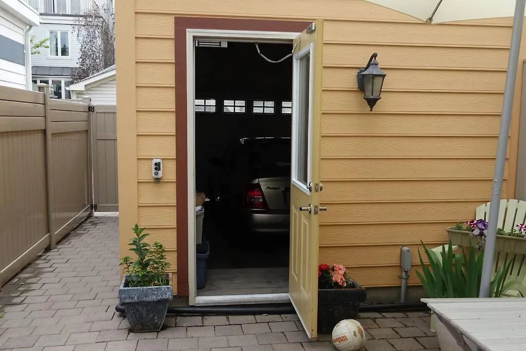 Bright Studio W Full Kitchen And Detached Bathroom Toronto Apartment