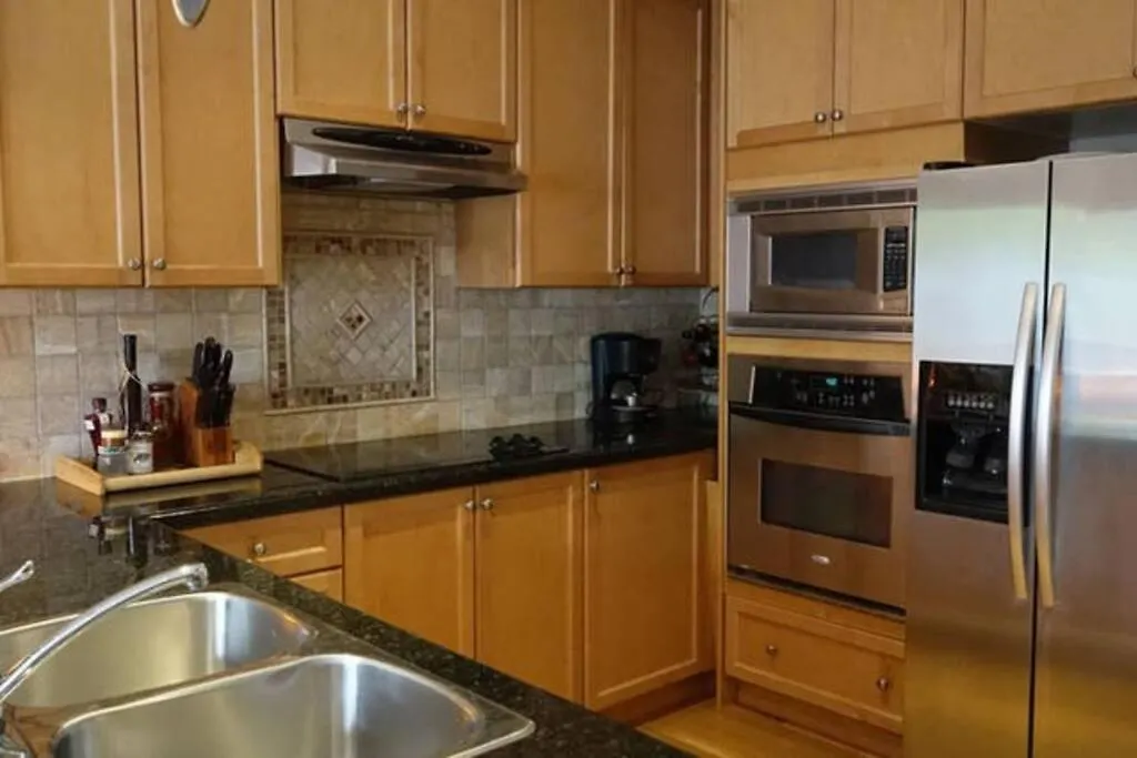 Bright Studio W Full Kitchen And Detached Bathroom Toronto Lägenhet