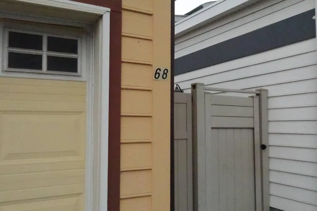Bright Studio W Full Kitchen And Detached Bathroom Toronto Kanada